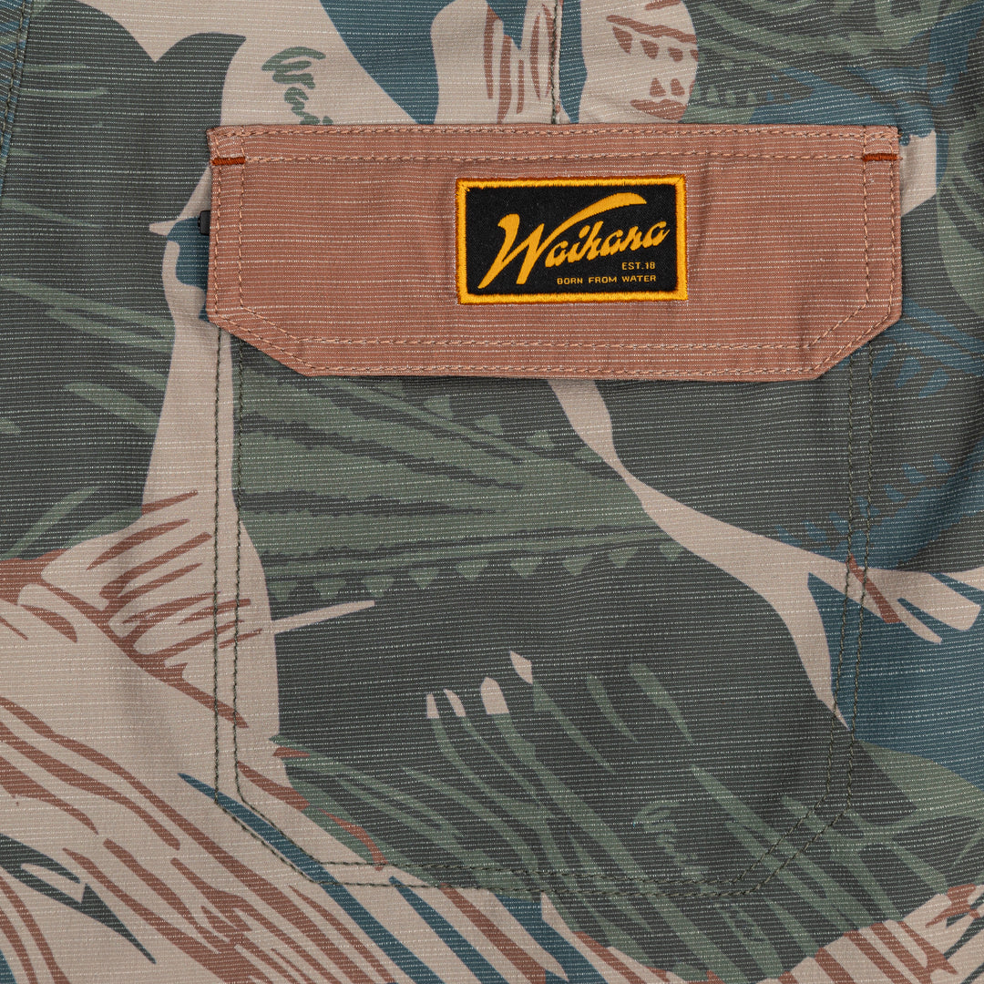 Pantalones cortos hawaianos estilo crucero con pinceladas