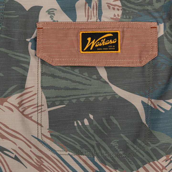 Pantalones cortos hawaianos estilo crucero con pinceladas