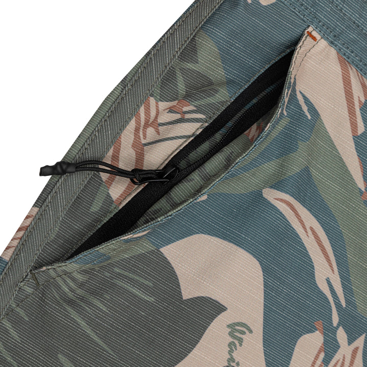 Pantalones cortos hawaianos estilo crucero con pinceladas