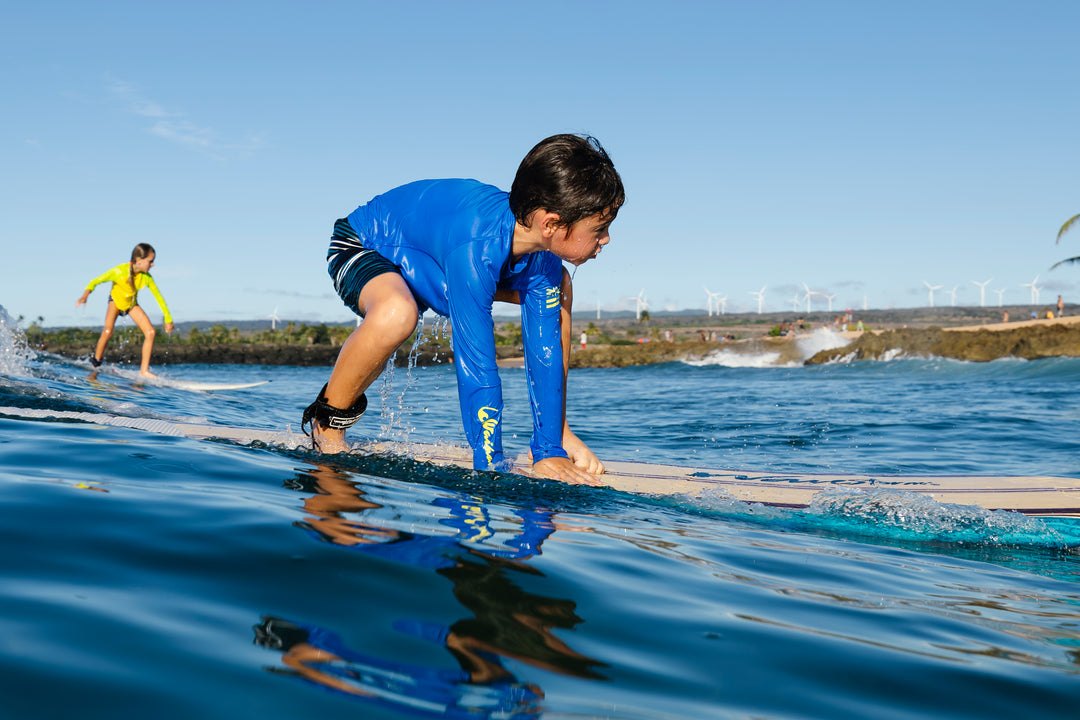 Rashguard de manga larga azul para niños 